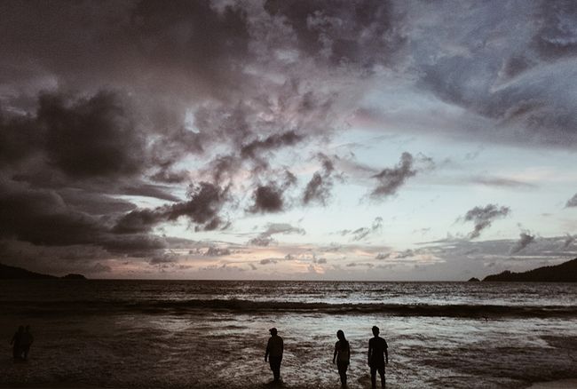 fotografía de playa en blanco y negro