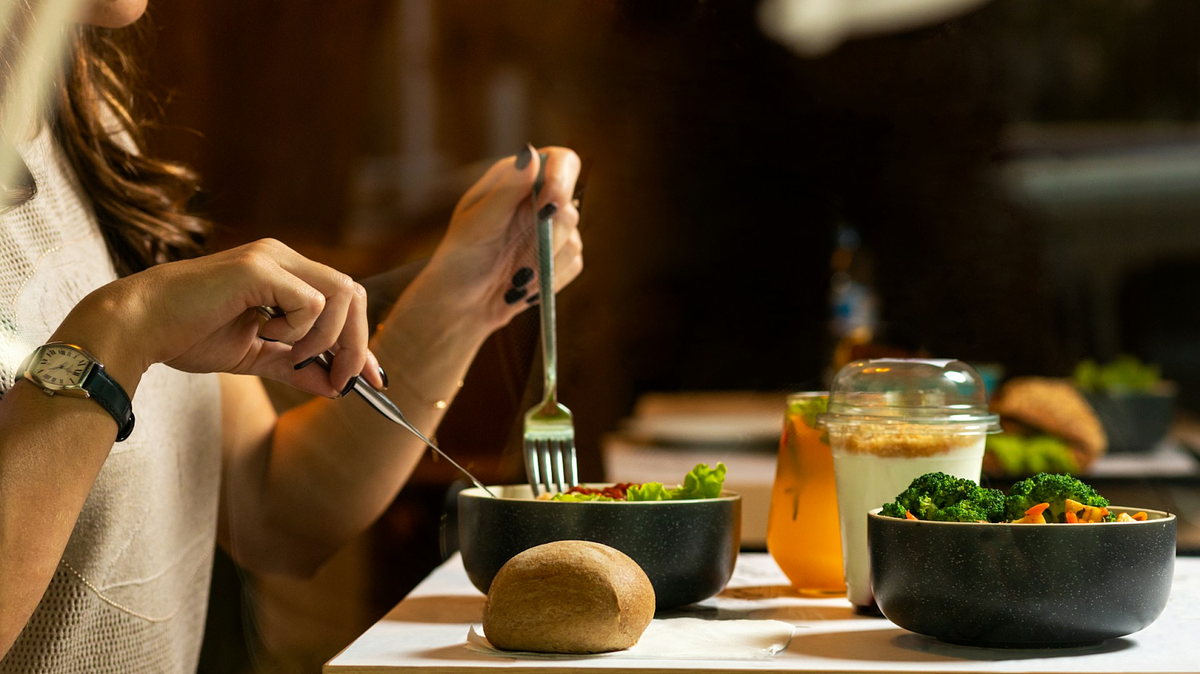 eine Frau mit Salatdiät