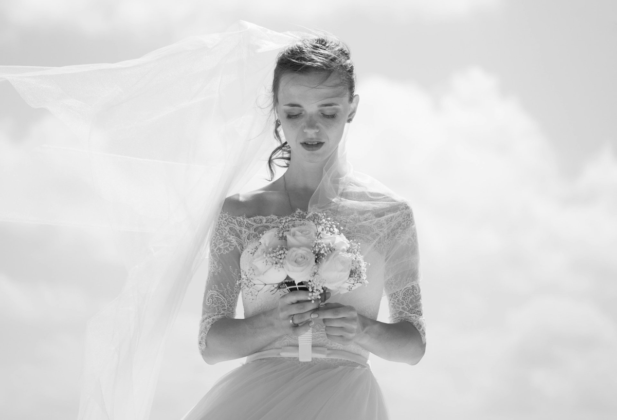 Foto de una novia con un vestido blanco