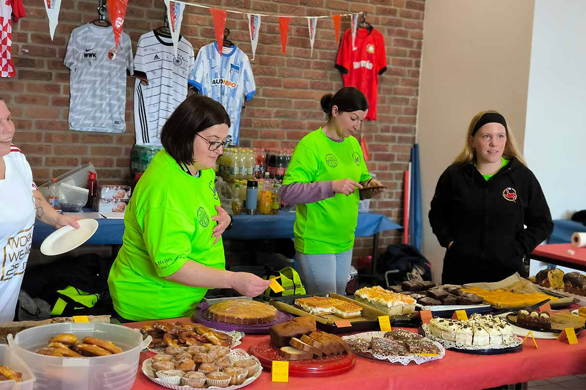 Jede Menge Köstlichkeiten und signierte Bundesligatrikots konnte man käuflich erwerben